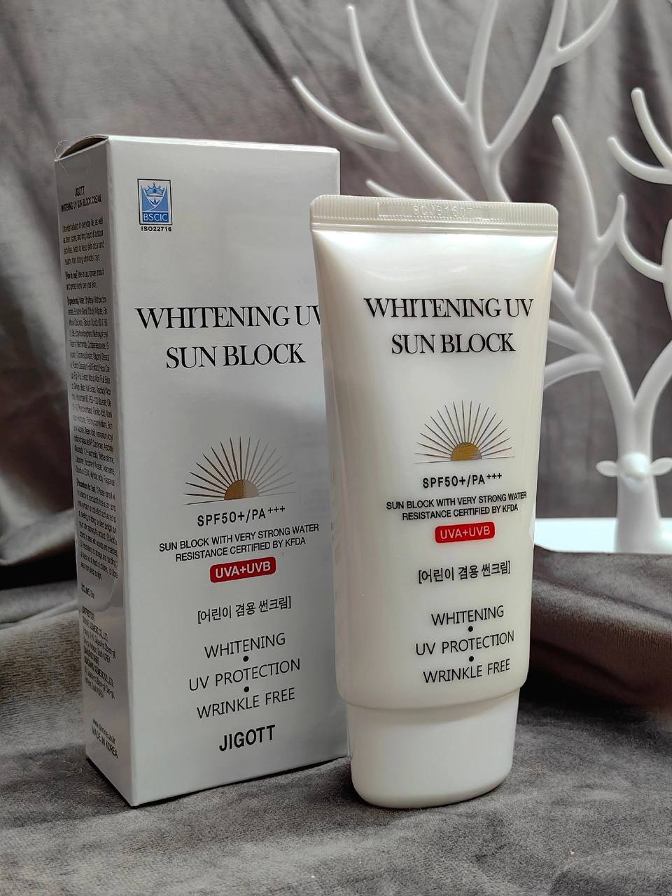 Осветляющий солнцезащитный крем Jigott Whitening Uv Sun Block SPF 50
